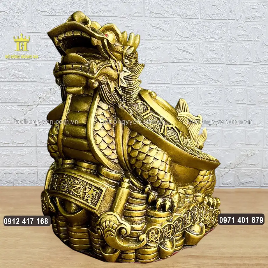 Linh vật Long Quy đ&uacute;c đứng tr&ecirc;n đồng tiền, đồng v&agrave;ng bạc